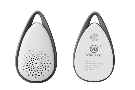 Purificatore d'aria indossabile di colore bianco con tecnologia ricaricabile e certificazione RoHS